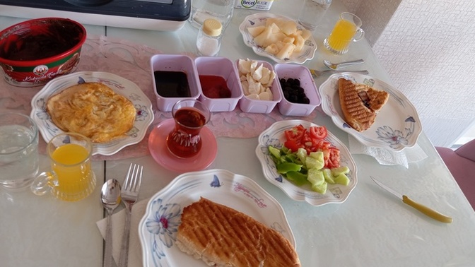 Mutfakta kahvaltı yapan var mı?
