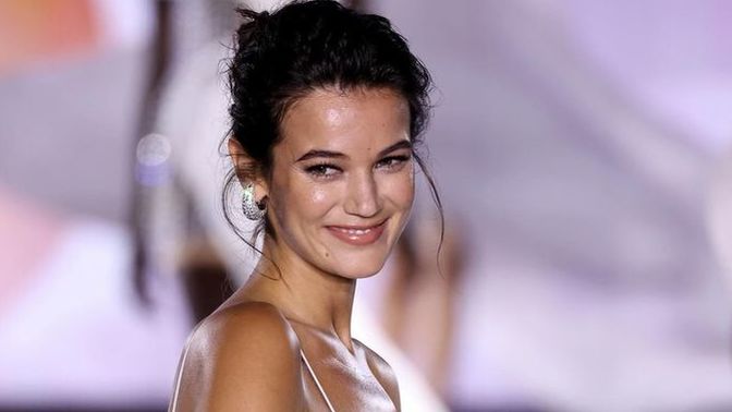 Pınar Deniz, elçisi olduğu markanın Paris'te düzenlenen defilesinde boy gösterdi. L’Oréal'in elçisi Pınar Deniz'i nasıl buldunuz?