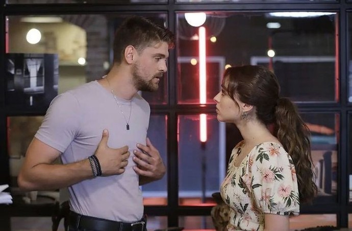 Seni olduğun gibi kabullenemeyen biriyle sevgili kalabilir misin?