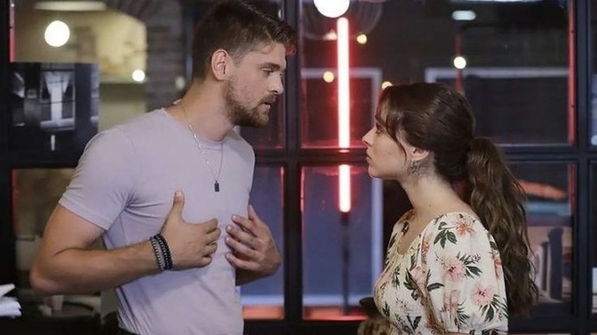 Seni olduğun gibi kabullenemeyen biriyle sevgili kalabilir misin?