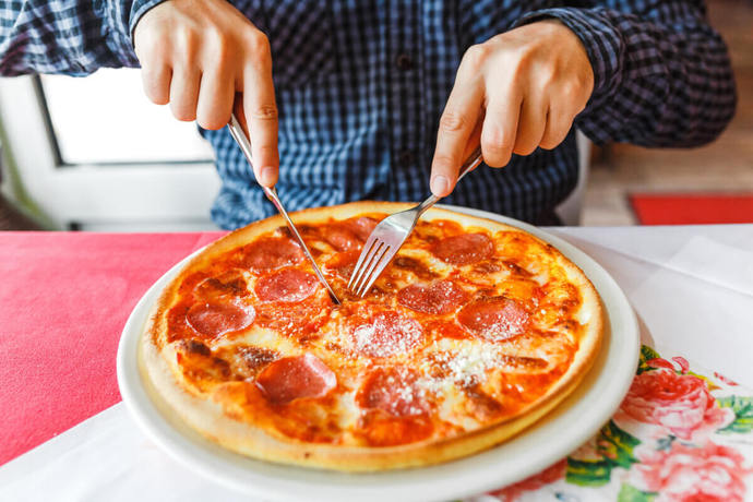 Pizzayı çatal kullanarak yemek sosyetiklik midir?