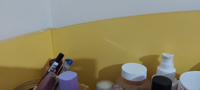 Bu masanın sarı yerlerini pembeye boyasam olur mu?