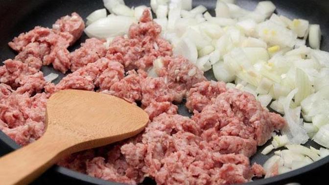 Önce soğan mı kavrulur, yoksa kıyma mı?