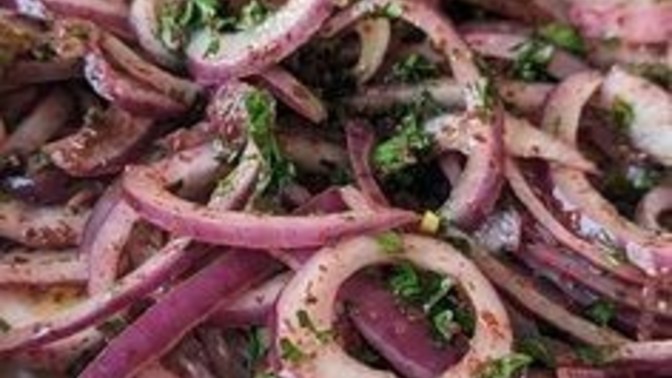 Soğan salatası sizce hangi yemeklerin yanına yakışıyor?