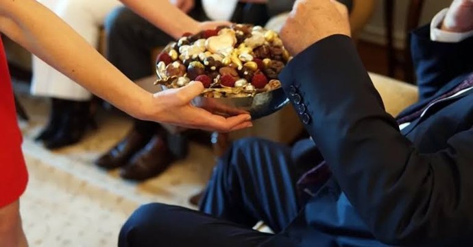 Kız isteme de erkek ve kız odaya geçince ne konuşuyorlar?