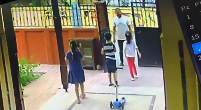 Bahçede oyun oynayan çocuklara para verdi, çok tatlısınız dedi. Böyle bir durumda siz tedirgin olur muydunuz?