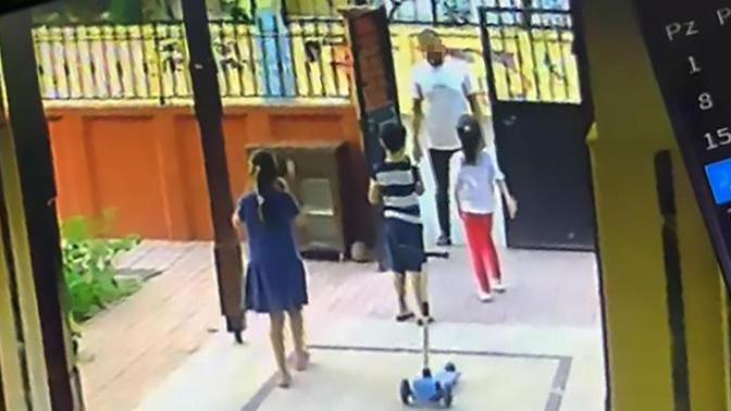 Bahçede oyun oynayan çocuklara para verdi, "çok tatlısınız" dedi. Böyle bir durumda siz tedirgin olur muydunuz?
