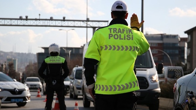 İstanbul trafiğinde hatalı sürücüleri paylaşan trafik polisi! Böyle özen gösterilirse sürücüler düzelir mi?