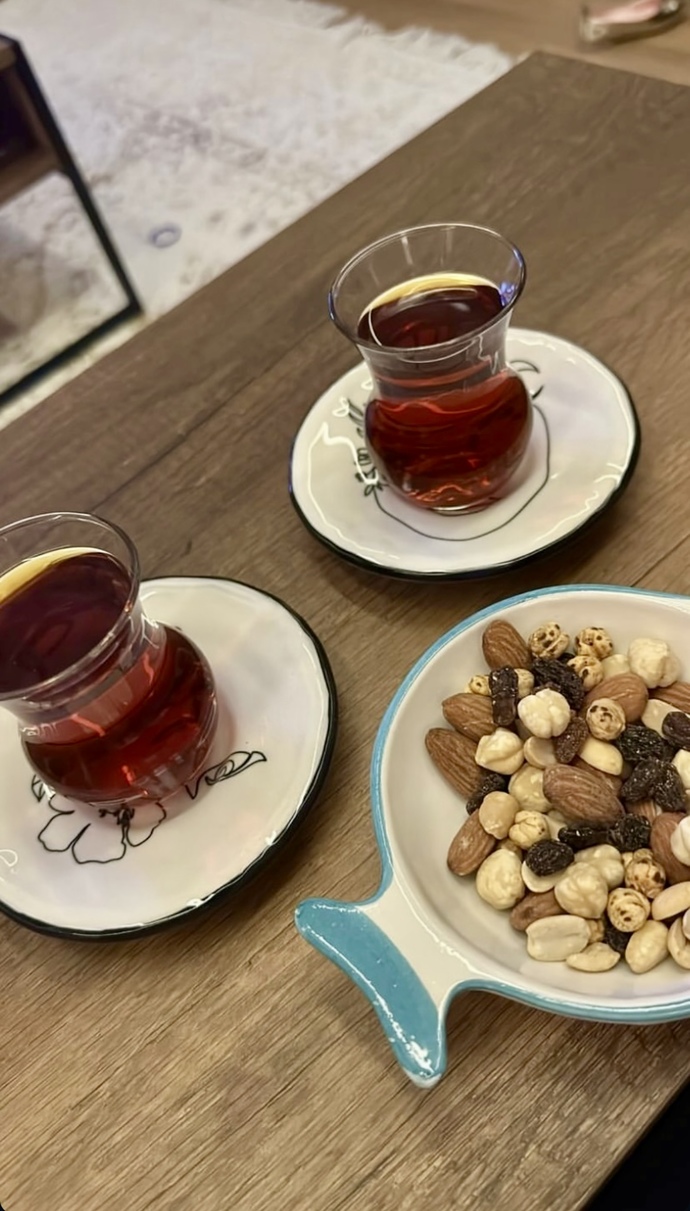 Siteden kiminle bir çay ☕️ içmek isterdin?