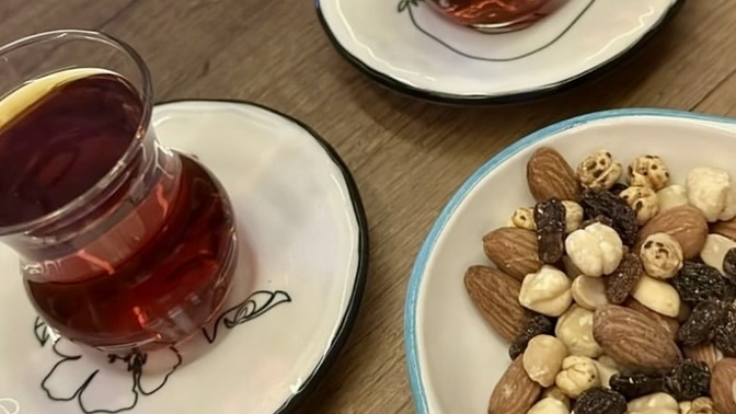 Siteden kiminle bir çay ☕️ içmek isterdin?