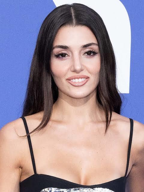 Sizce Hande erçel kaç yaşında duruyor?
