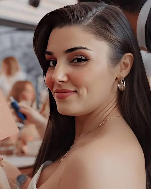 Sizce Hande erçel kaç yaşında duruyor?