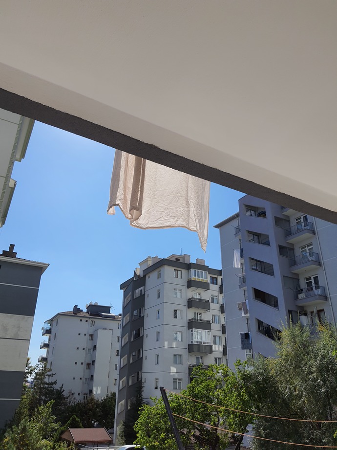 Komşu niye zırt pırt çamaşır/çarşaf asıyor olabilir?