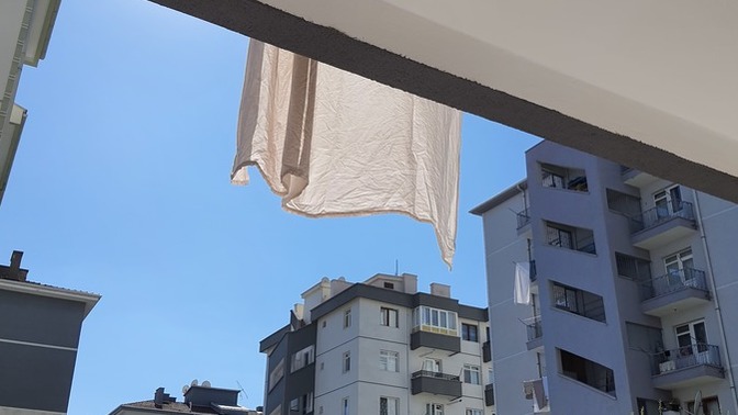 Komşu niye zırt pırt çamaşır/çarşaf asıyor olabilir?