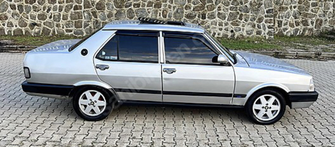 Fabrikadan çıkışlı orijinal sanruflu yüksek göğüs 1996 üstü kasa doğan slx 1.6 i. e paket gördünüz mü hiç orijinal kalanlardan?