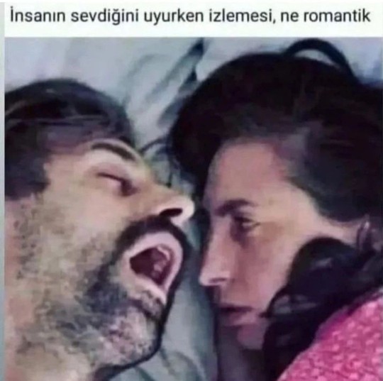 Sevgilisi uyurken odaya girip onu izleyen, ona uyurken dokunan ve bir şeyler anlatan erkek hangi kafayı yaşıyor olabilir?