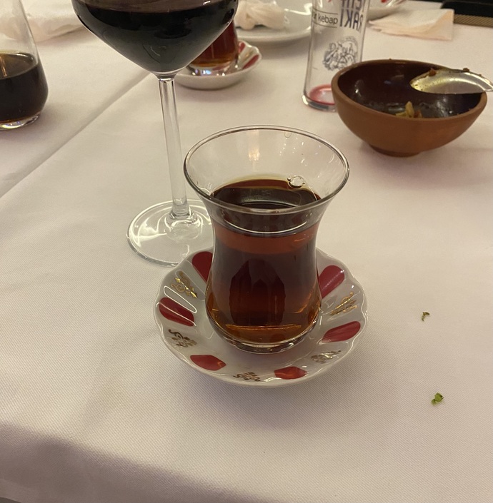 Kim çay içmeyi çok seviyor?
