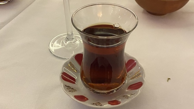 Kim çay içmeyi çok seviyor?