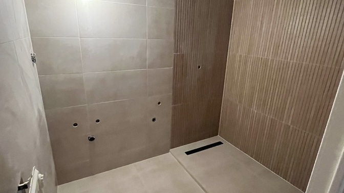 Oo bakın banyonun taşları döşenmiş son iş cam ve duş başlığı takılacak nasıl ama?