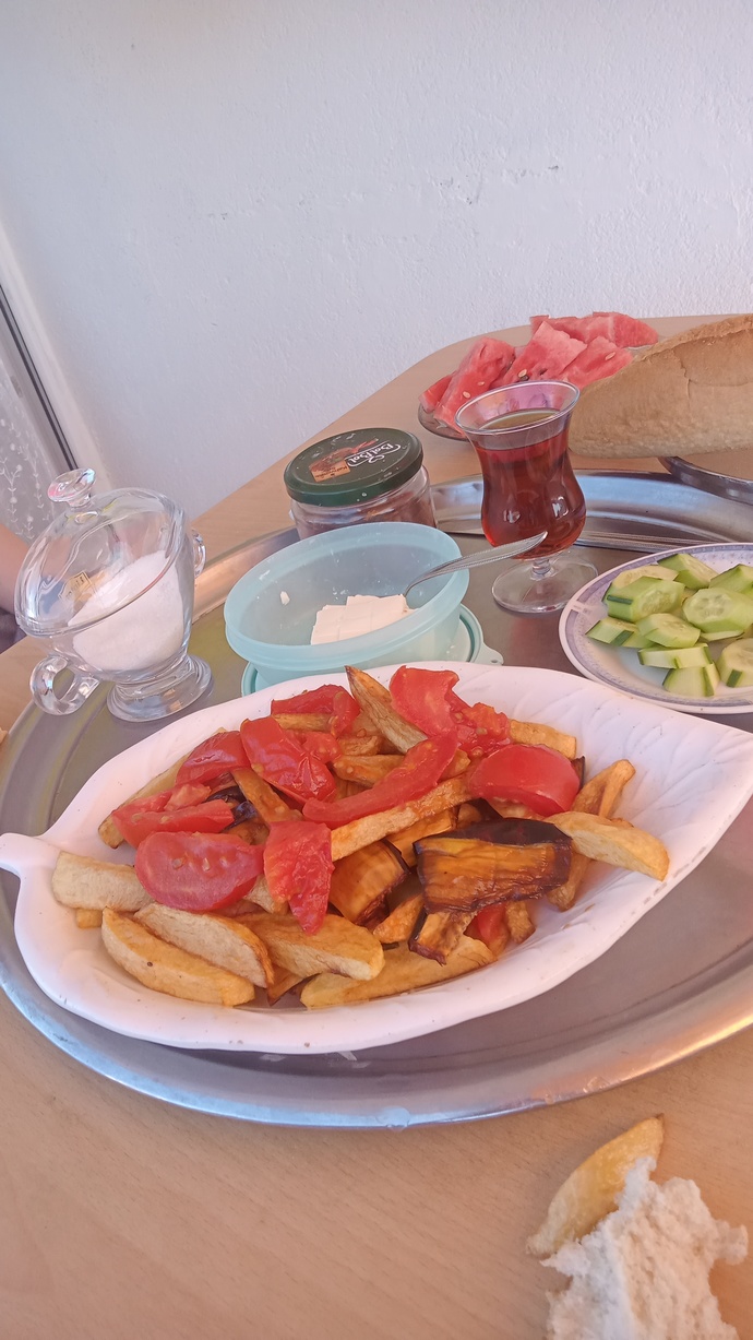 Bana şu kahvaltıyi hazırlayıp kalk aşkım diyecek karsilığında öpücüklere boğacagim adamı nereden bulabilirim bu ülkede?