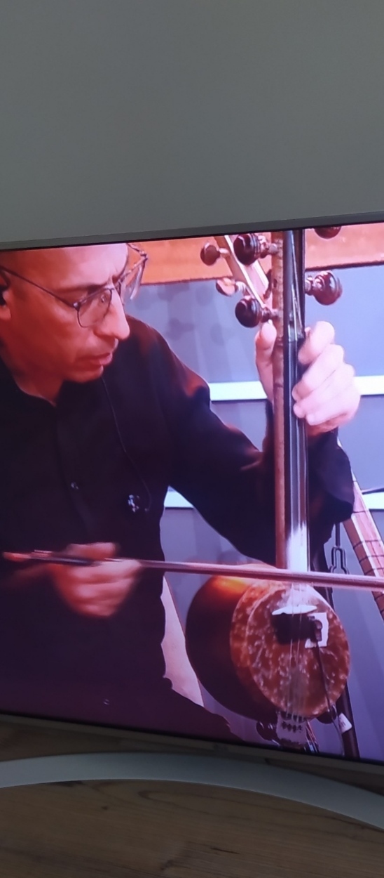 Resimdeki müzik enstrümanın adı nedir?