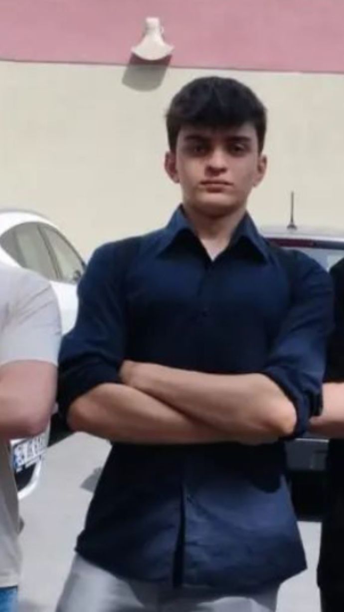 Kızlar hangi kişi daha yakışıklı sizce?