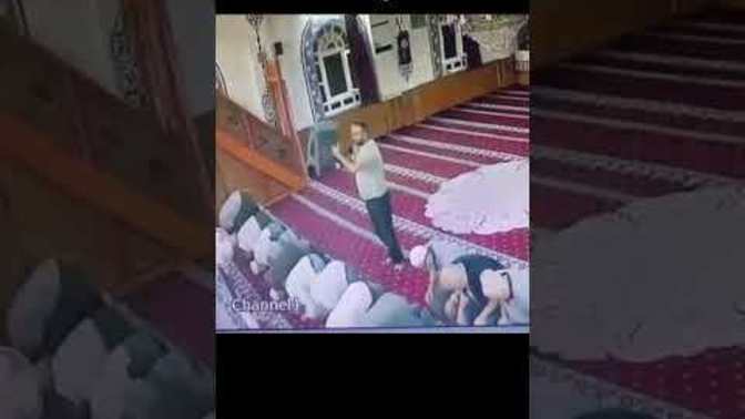 Namaz sırasında imama tabureyle vuran kişiyi, cemaat vantilörle kovaladı! Sizce ne olmuş olabilir?