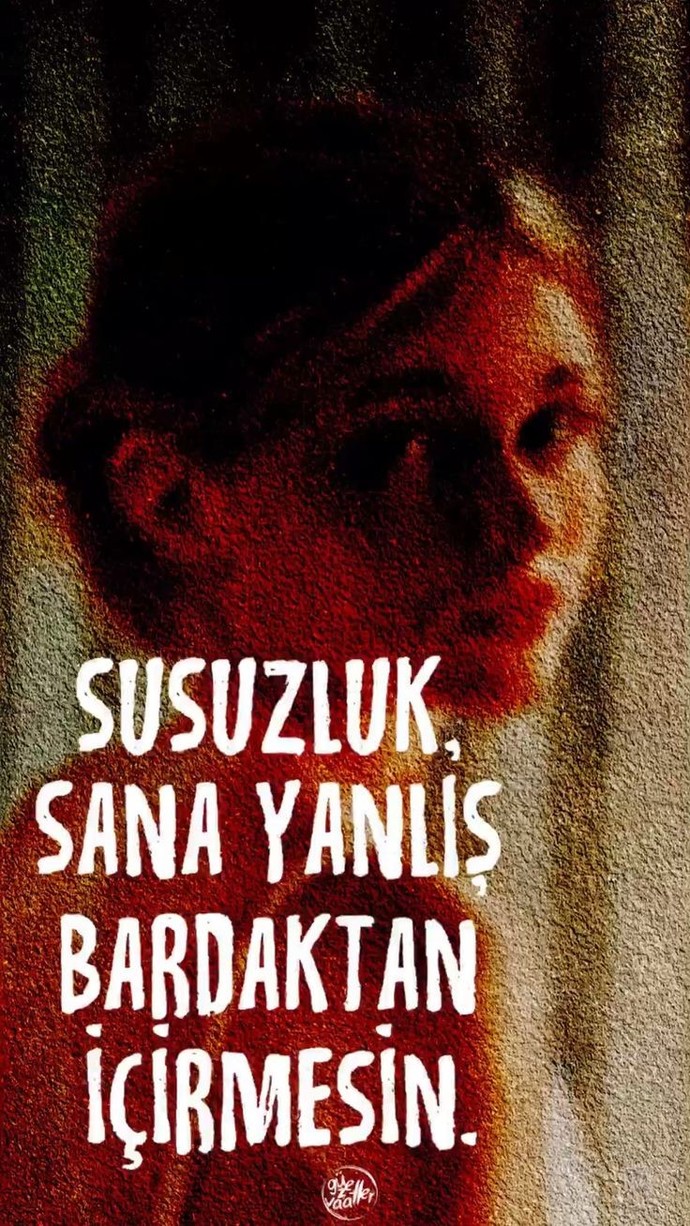 Bak bir elimde gökyüzü var hala. Ötekinde kayıp giden yıldızlar, la la..
