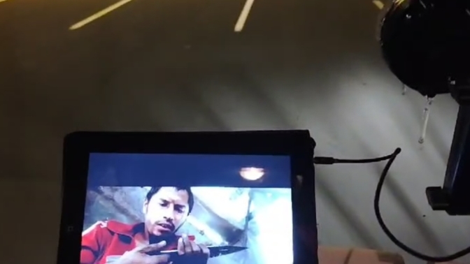 Araba kullanırken film izler misiniz?