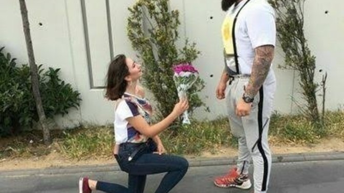 Kızlarda erkeklere çiçek almalı mı?