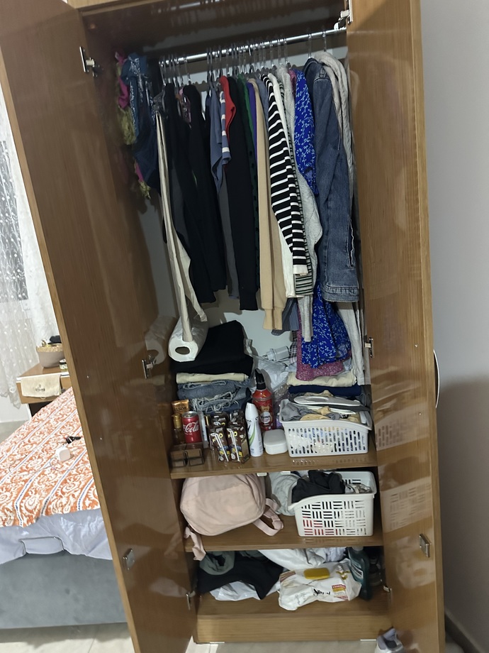 Üni yurtlarının dolabı neden bu kadar küçük?