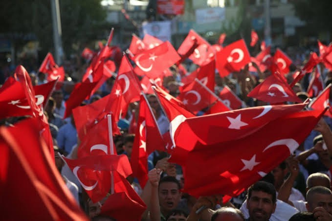 Türk toplumu en çok neye aç?