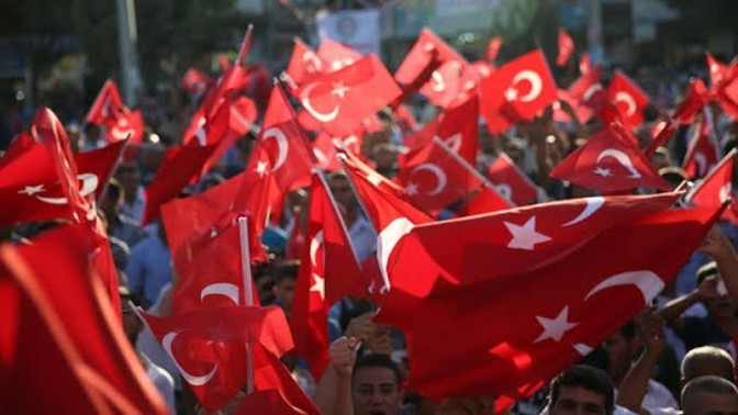 Türk toplumu en çok neye aç?