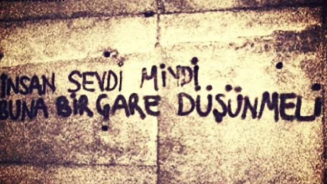 Seni sevenin peşinden gitmiyorsunda neden sevmeyenin peşinden inatla koşuyor sun?