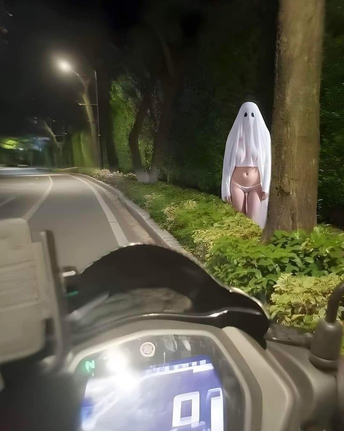 Gece gece karşınıza böyle hayalet çıksa korkar mısınız?