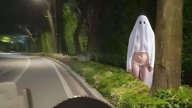 Gece gece karşınıza böyle hayalet çıksa korkar mısınız?