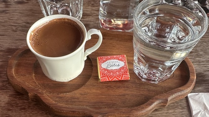 Kahvenin kırk yıllık hatrının yanına tatlı da gelirse kaç yıllık hatır olur?