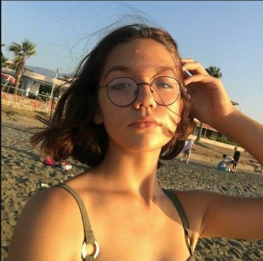 Gözlüklü kizlar dahami cekici yoksa benmiyim bi tek tatli bulan boyle kizlari?