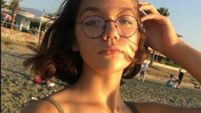 Gözlüklü kizlar dahami cekici yoksa benmiyim bi tek tatli bulan boyle kizlari?