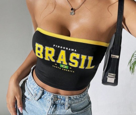 Abiii herkeste şu  brasil yazan croplardan görüyorum herkes bunu niye giyiyor kii?