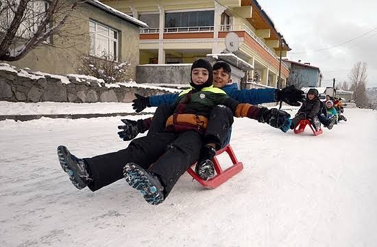 Kışın en sevdiğiniz çocukluk anılarından biri nedir? Kar topu savaşı mı, kızak kaymak mı?