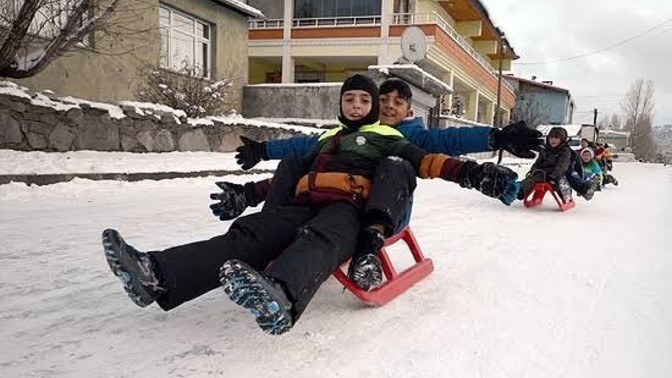 Kışın en sevdiğiniz çocukluk anılarından biri nedir? Kar topu savaşı mı, kızak kaymak mı?