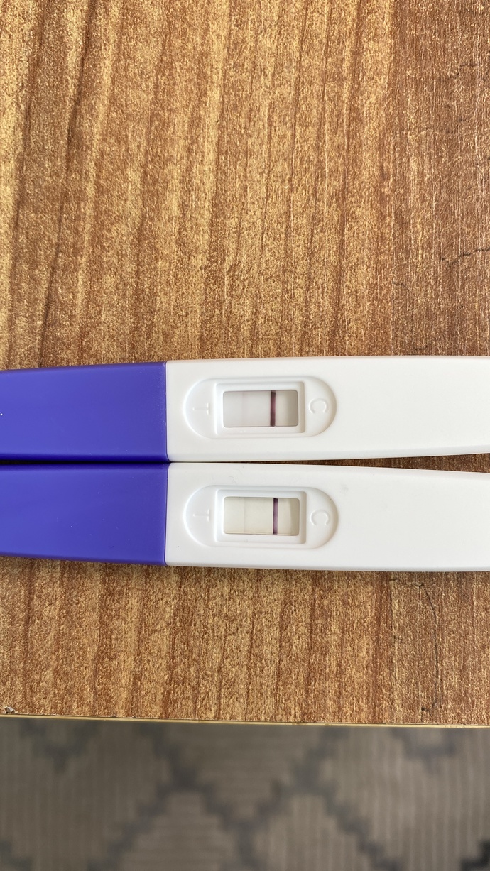 Bugün adet gecikmemin 5. Günündeyim fotodaki üstteki testi bugün yaptım alttaki testi dün yapmıştım sizce hamile miyim belirti yok?