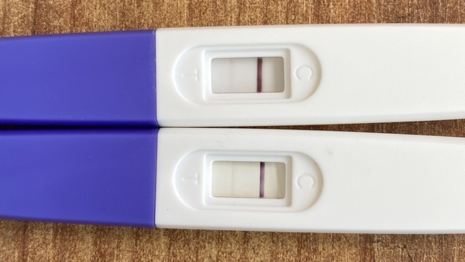 Bugün adet gecikmemin 5. Günündeyim fotodaki üstteki testi bugün yaptım alttaki testi dün yapmıştım sizce hamile miyim belirti yok?