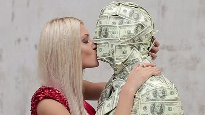 Para ve alışveriş düşkünü kadınlardan anında soğuyan bir tek ben miyim ak🤮?