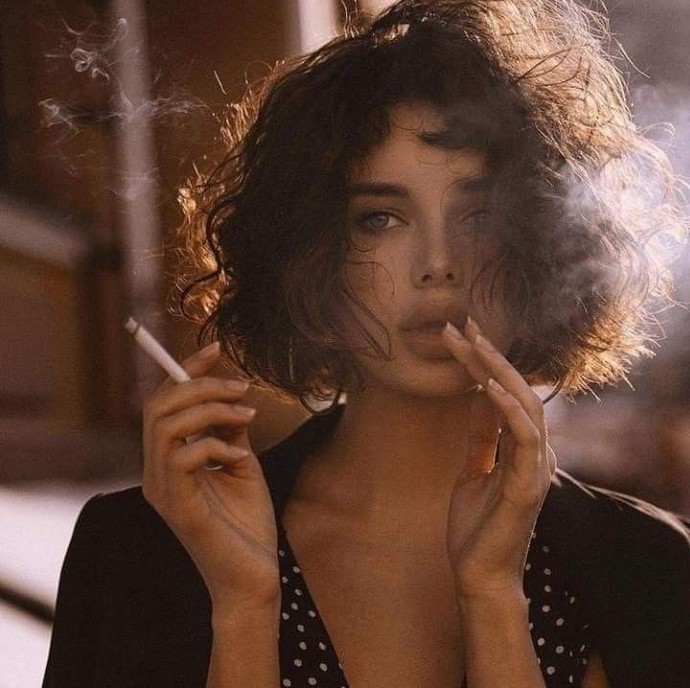 Sigara içen kız olur mu?
