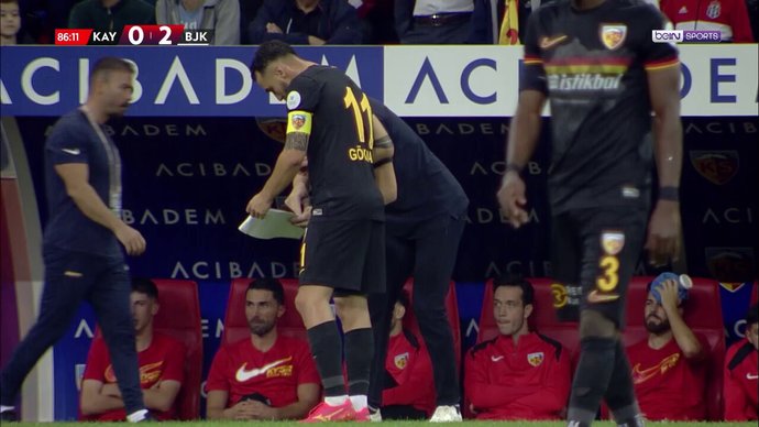 Beşiktaşta Rashica, rakip takımın taktik kağıdını okumaya çalışırken yakalandı. Rashicanın davranışı oyunun ruhuna uygun mu?