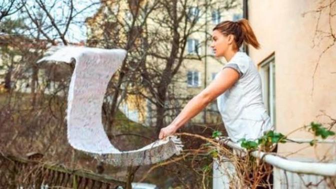 Süpürmeye üşenip halı silkeler misiniz?