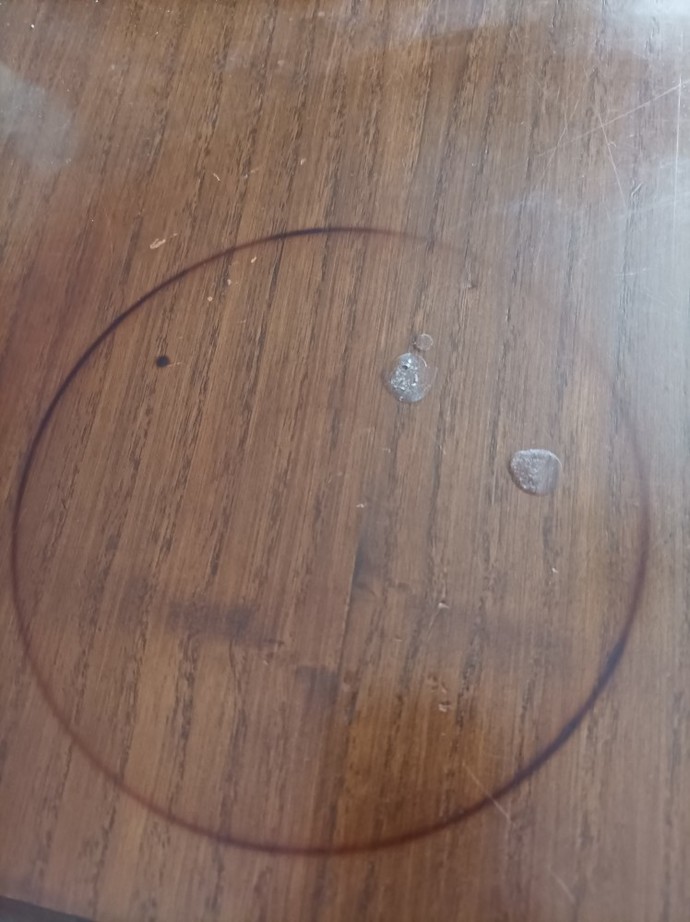 Masa ya tencere koydum bu iz çıktı nasıl geçer ne yaptıysam geçmedi ne yapayım?