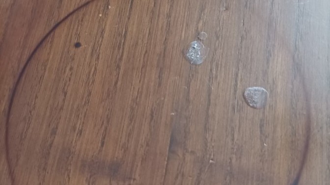 Masa ya tencere koydum bu iz çıktı nasıl geçer ne yaptıysam geçmedi ne yapayım?